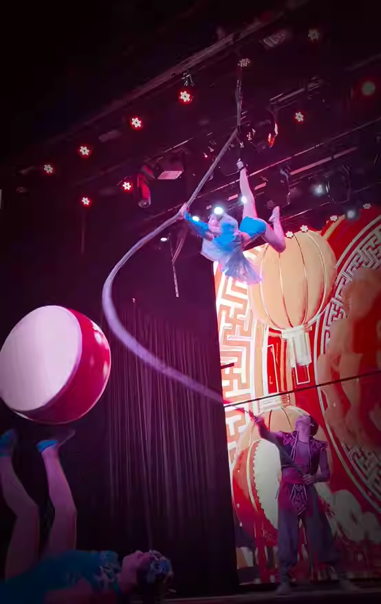 空中绸吊表演
